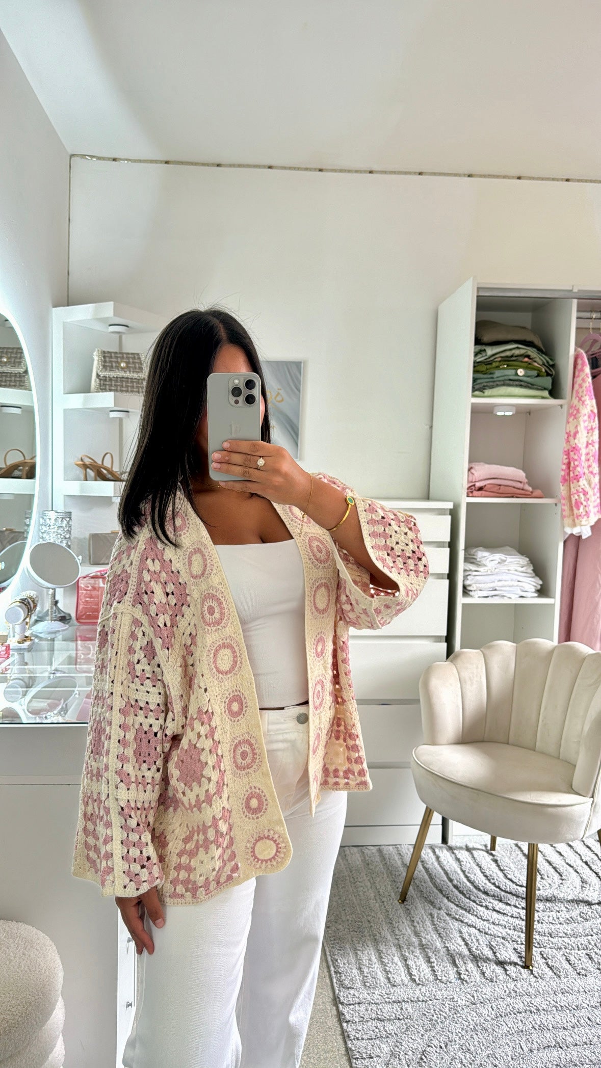 Cardigan en crochet rose clair