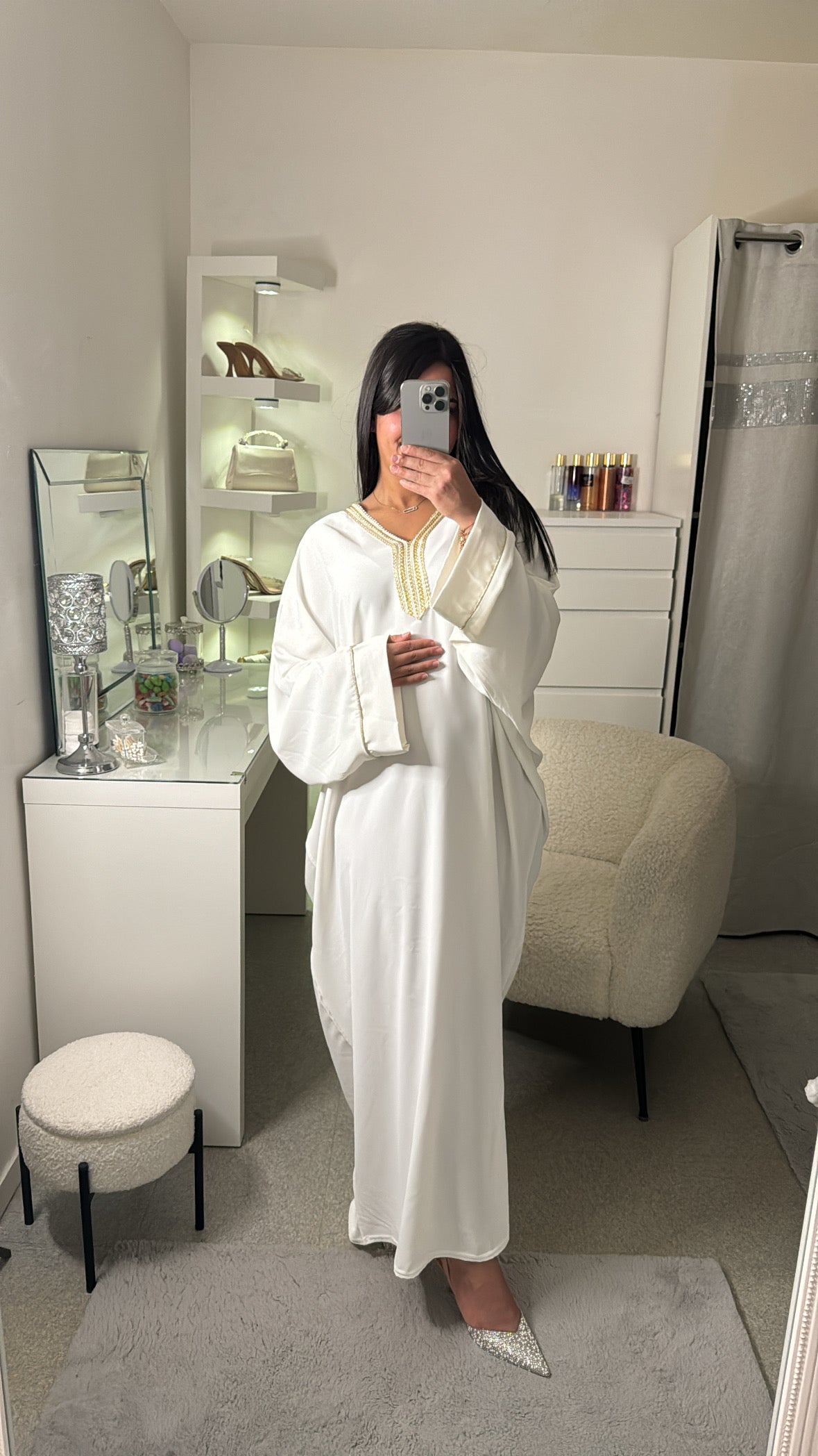Abaya avec détail dorée blanc