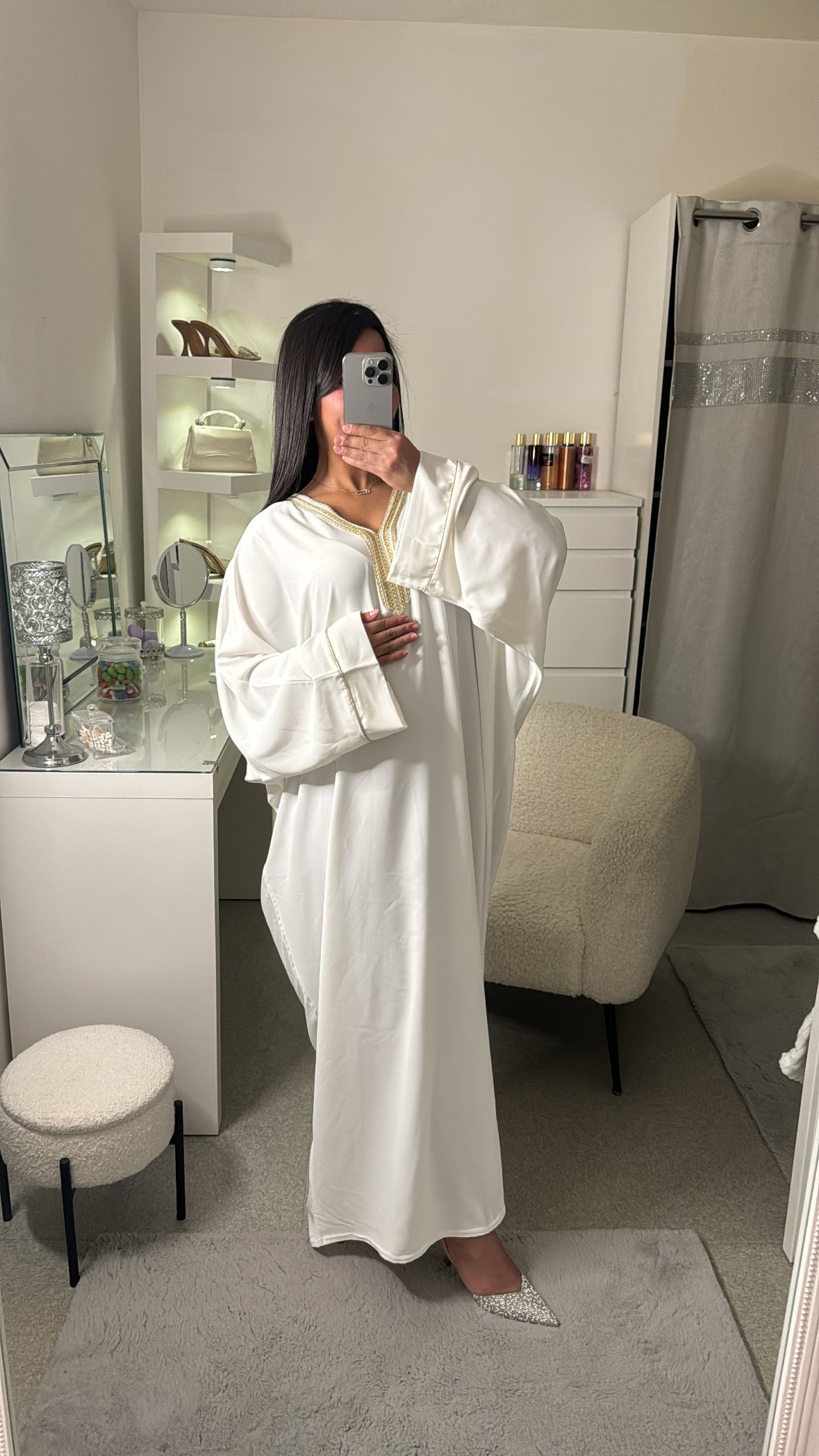 Abaya avec détail dorée blanc