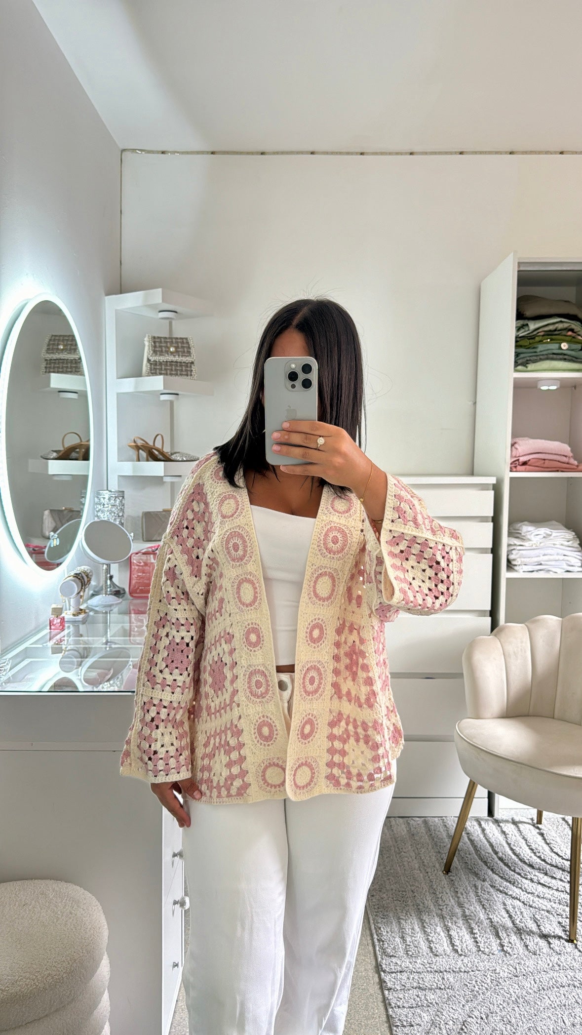 Cardigan en crochet rose clair