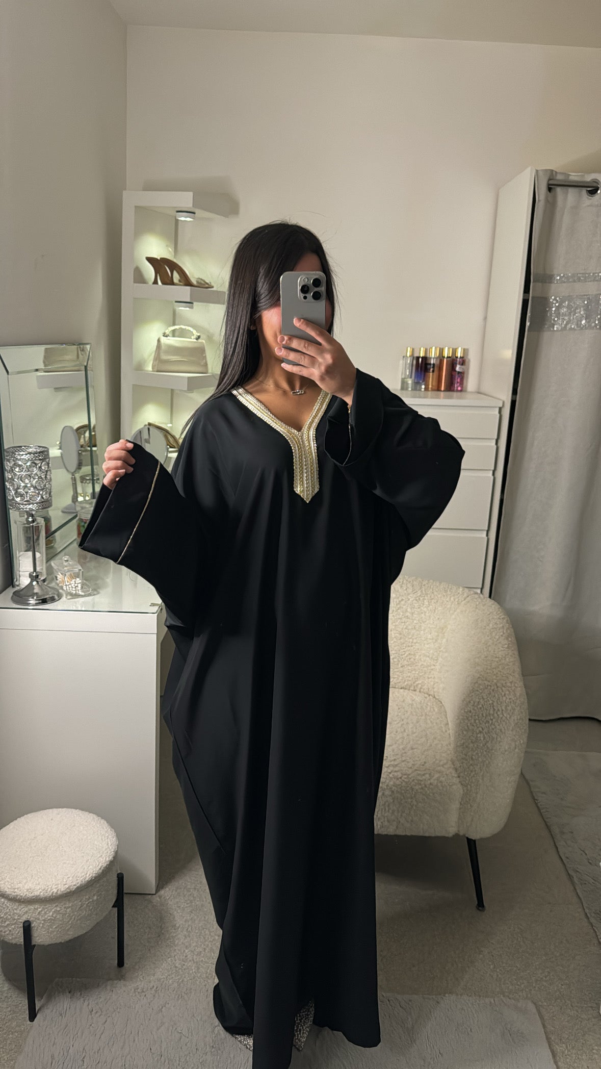 Abaya avec détail dorée noir