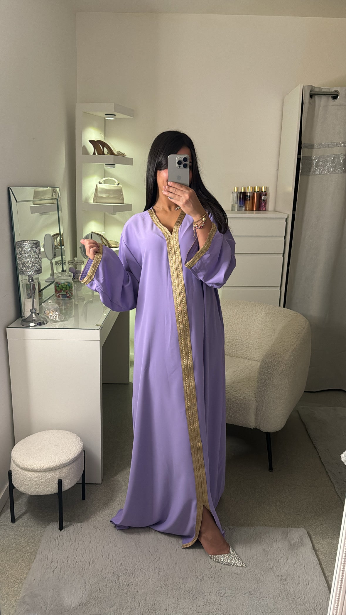 Abaya avec détail dorée violet