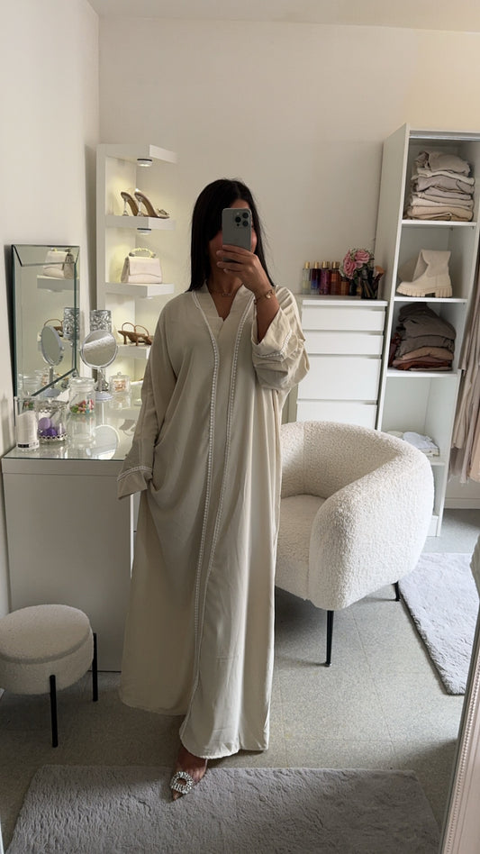 Abaya beige avec détail blanc