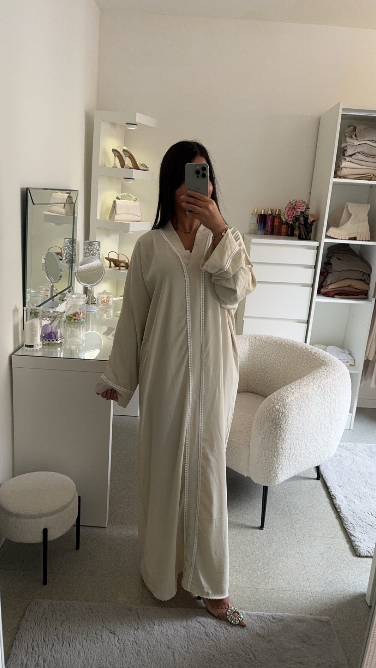 Abaya beige avec détail blanc