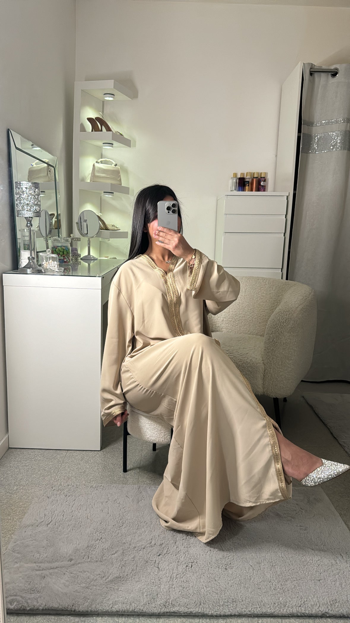 Abaya avec détail dorée beige