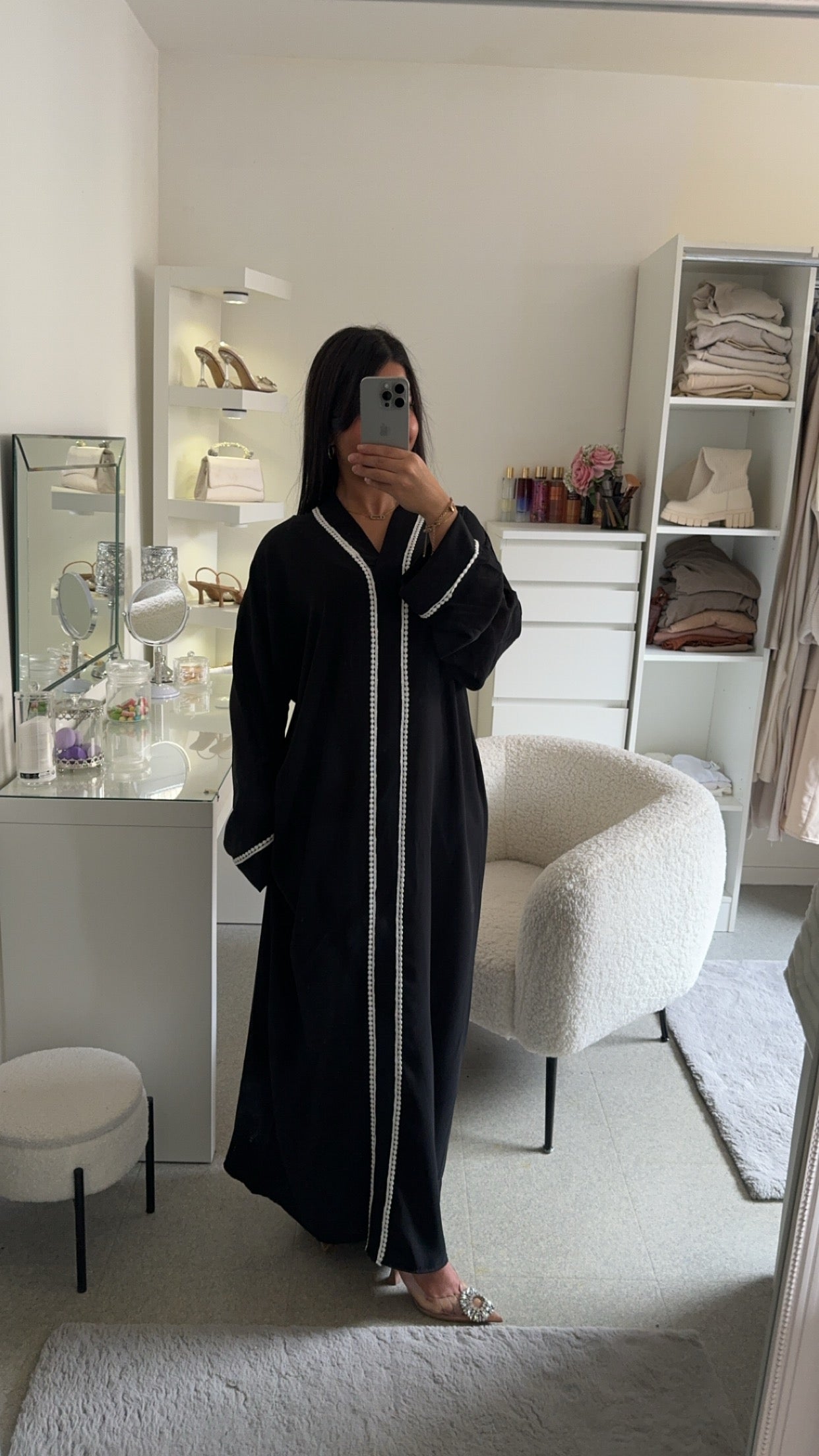 Abaya noir avec détail blanc
