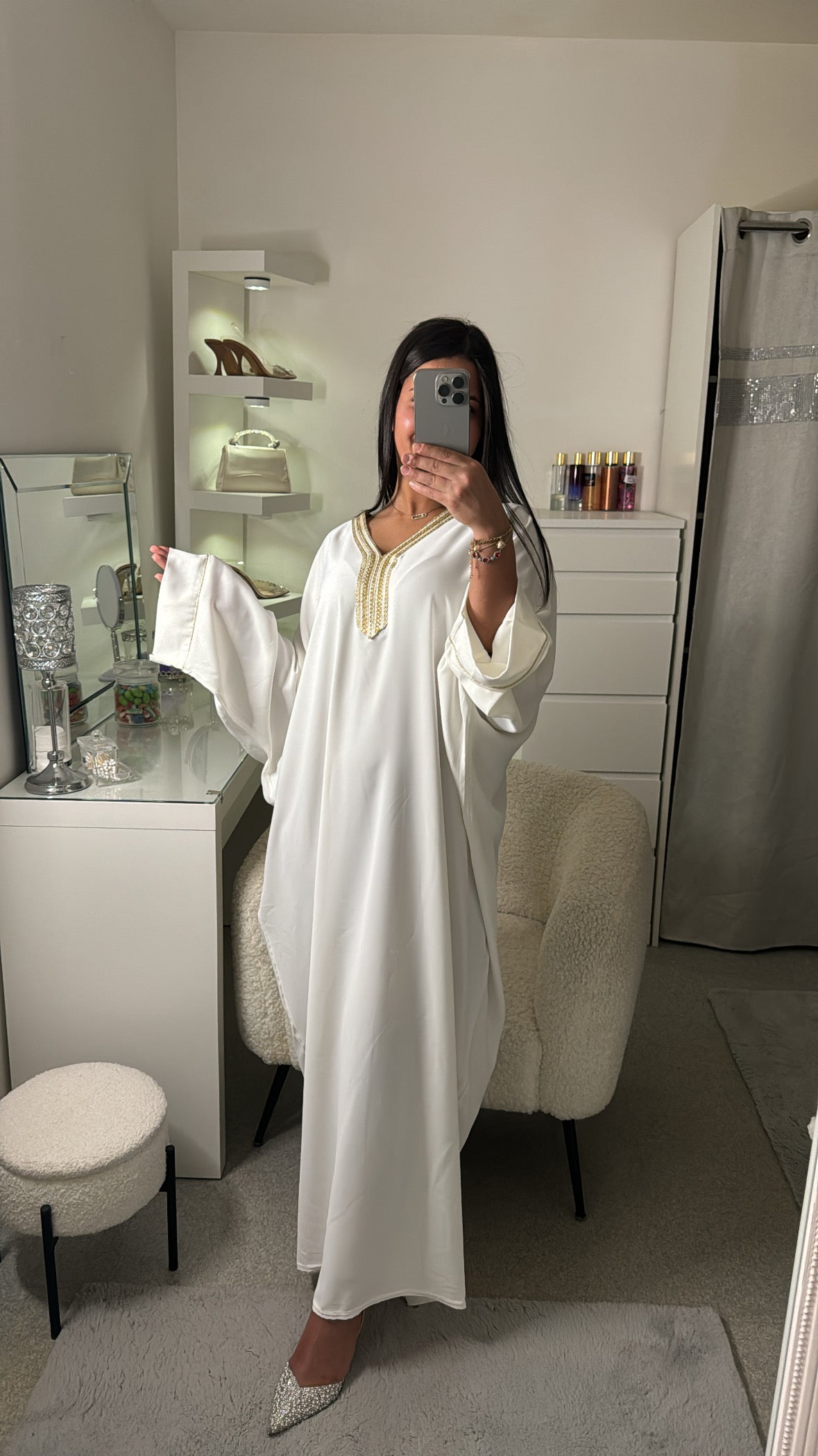 Abaya avec détail dorée blanc