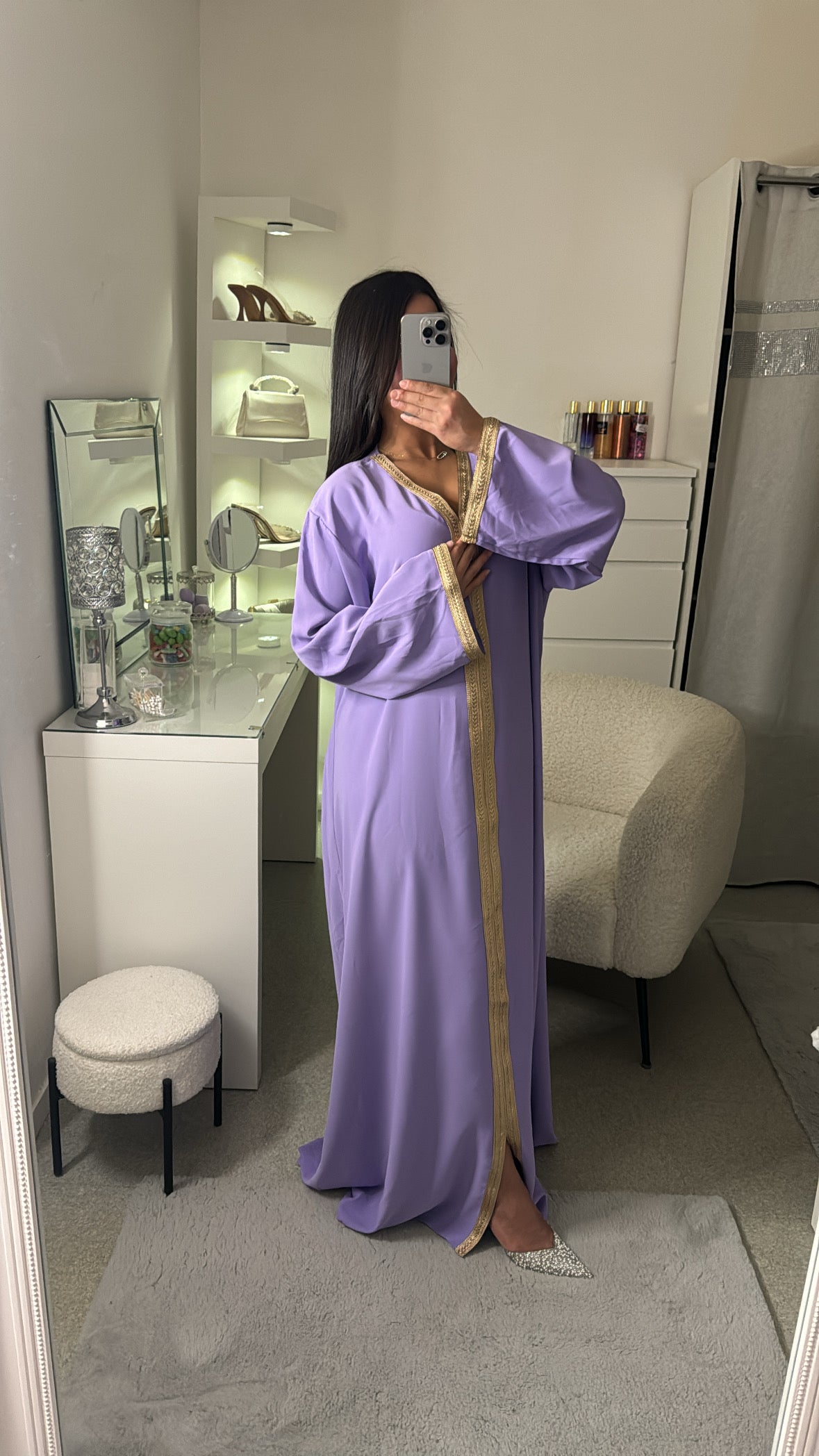 Abaya avec détail dorée violet