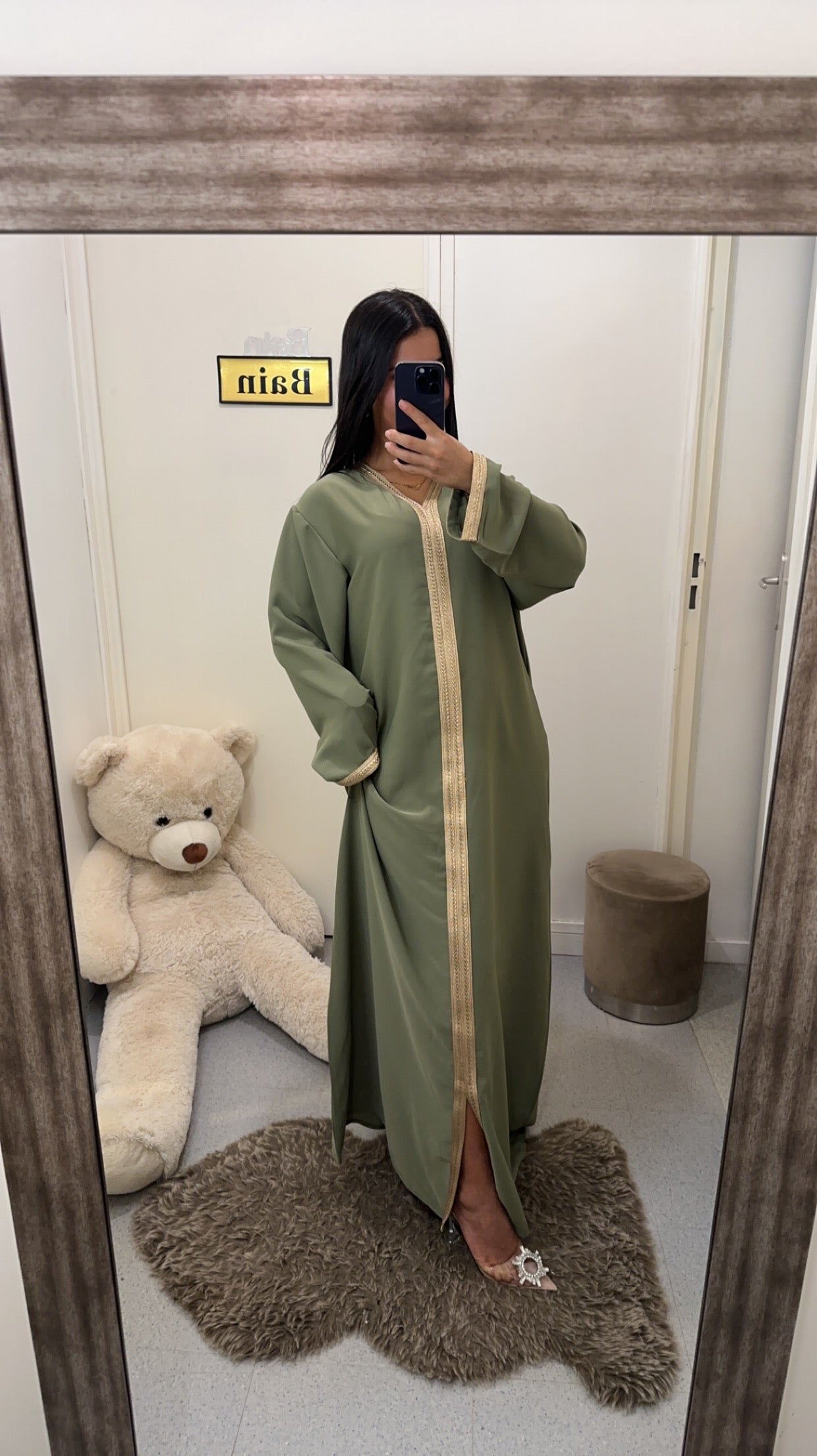 Abaya avec détail doré