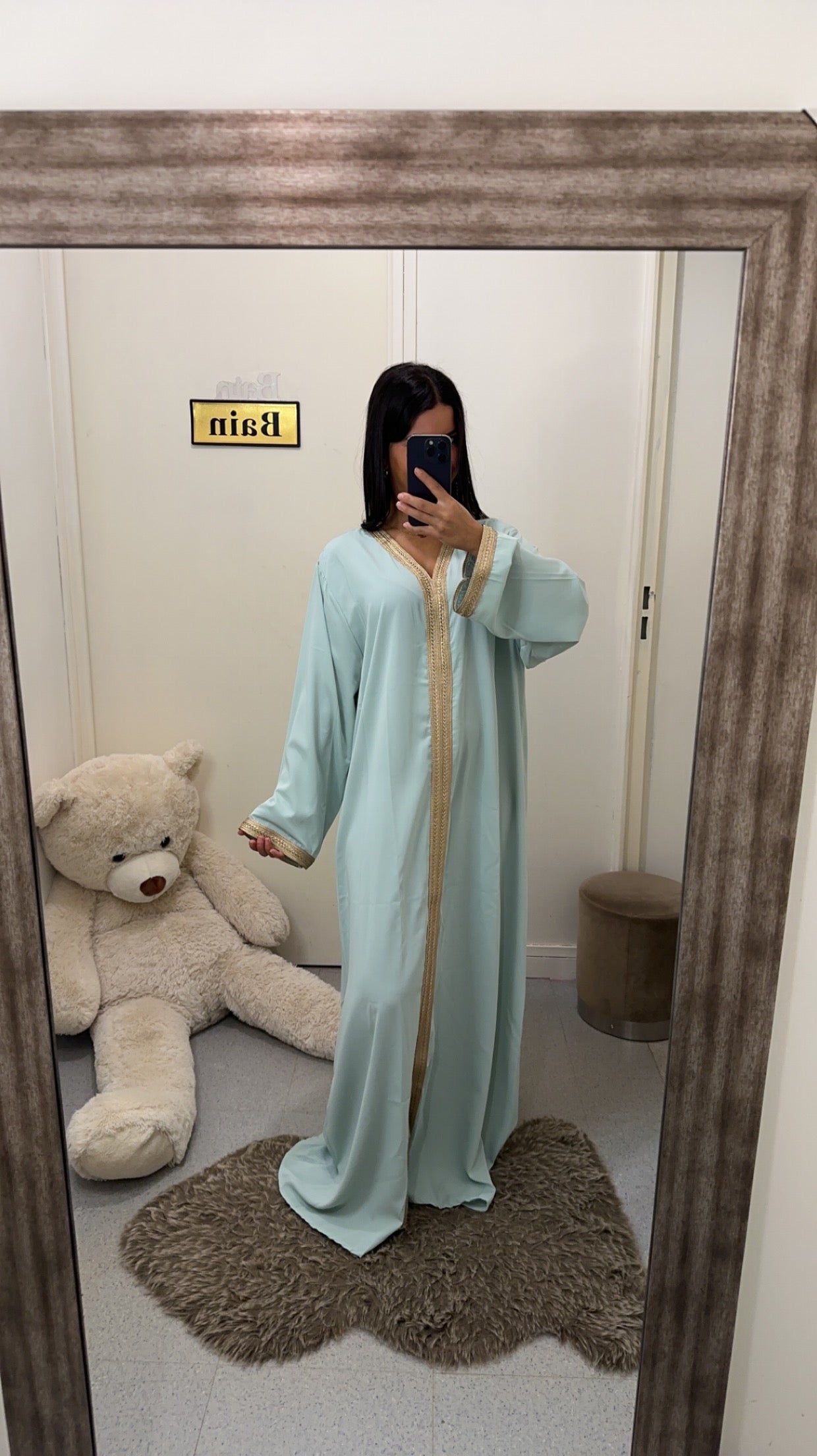 Abaya avec détail doré
