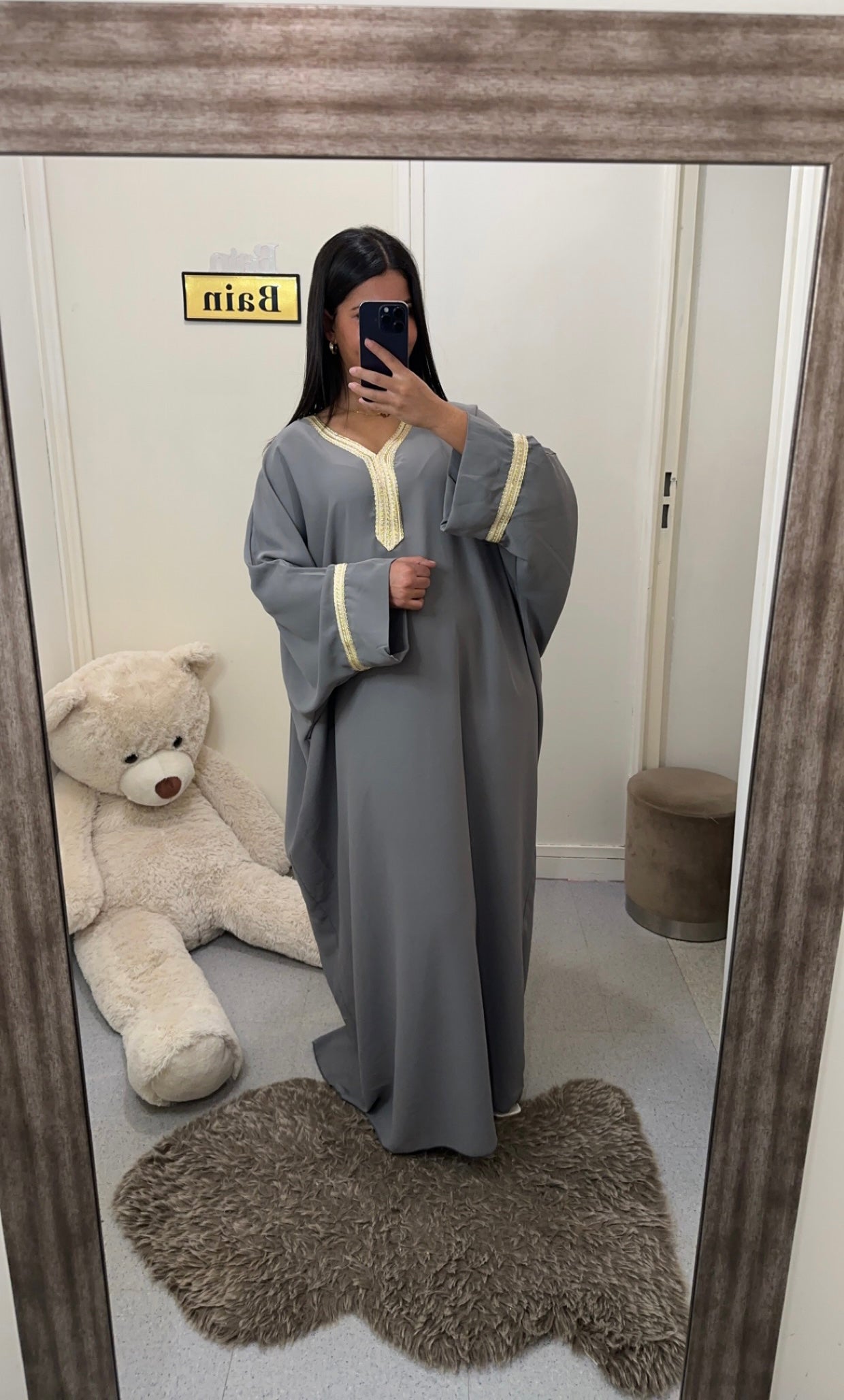 Abaya grise avec détail dorée